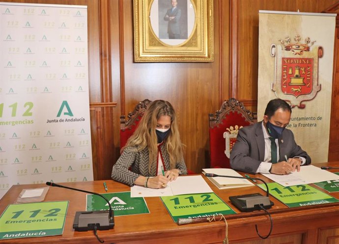 Archivo - La delegada de la Junta de Andalucía en Cádiz, Ana Mestre, y el alcalde de Vejer, Manuel Flor, firman el convenio de colaboración para integrar los servicios de emergencia en el 112.