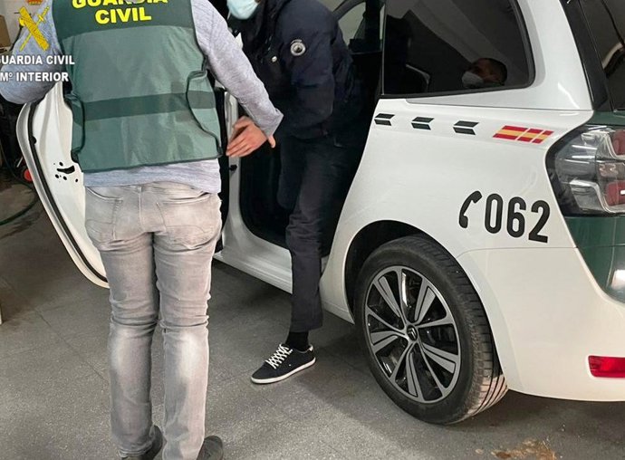 Archivo - Imagen de una persona detenida por la Guardia Civil