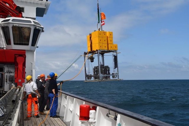 A bordo del buque de investigación alemán Sonne frente a las costas de Chile, listo para tomar muestras a 8 kilómetros de profundidad en el sistema de la Fosa de Atacama