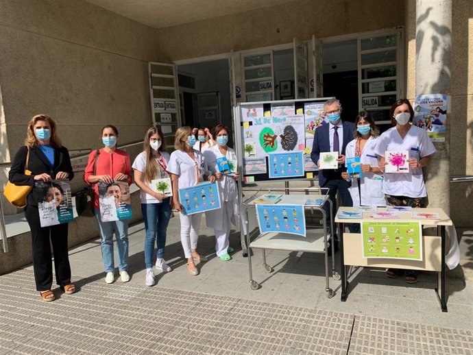 Pedreño, junto a la presidenta del Colegio de Farmacéuticos de la Región de Murcia, Paula Payá, (segunda por la izquierda) asistió hoy a la actividad organizada con motivo de la Semana sin Humo en el centro de salud de San Andrés (Murcia).