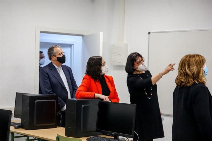 Archivo - Ayuso visita el IES Centro Integral de Formación Profesional a Distancia Ignacio Ellacuría