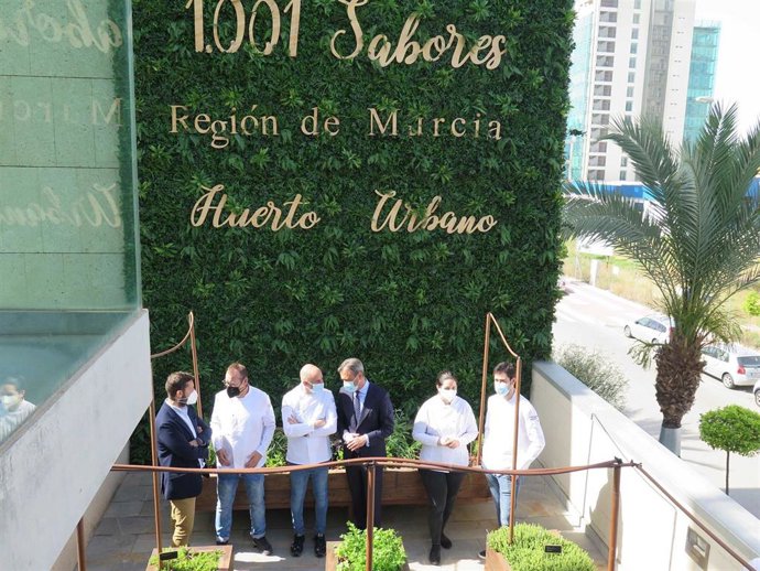 Archivo - El consejero de Presidencia, Turismo y Deportes, el director del Itrem y los cocineros que van a participar en el congreso han presentado esta mañana la presencia que tendrá la Región en el evento