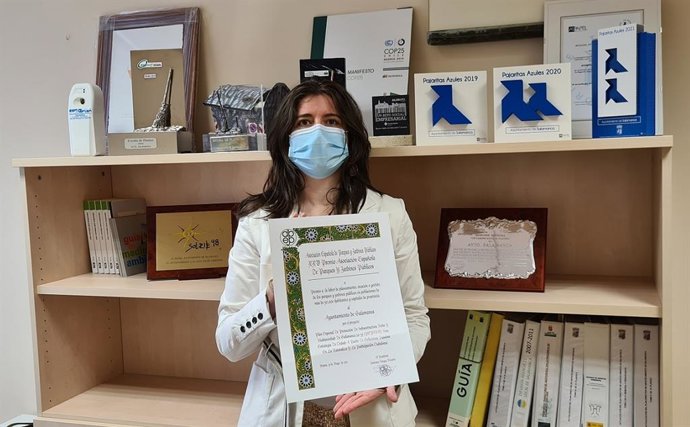La concejal de Medio Ambiente de Salamanca, Miryam Rodríguez, muestra el premio recibido.