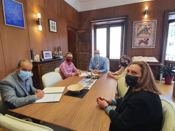 El alcalde de León, José Antonio Diez, durante la reunión mantenida con la Junta Vecinal de Trobajo del Cerecedo.