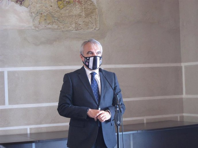 El alcalde de Badajoz, Francisco Javier Fragoso, en rueda de prensa en Badajoz