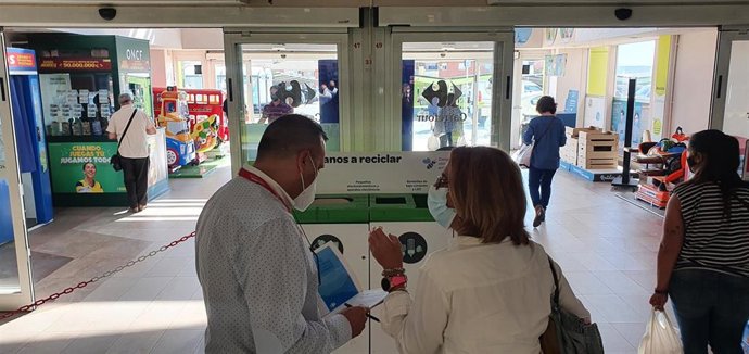 La concejala Mercedes Carmona y el director del Carrefour de Mérida hablan sobre la campaña de reciclaje.