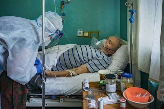25 May 2021, Ukraine, Kiev: A doctor with personal protection equipment cares a Coronavirus (Covid-19) patient in the intensive cares area of a hospital in Kiev. Photo: Celestino Arce Lavin/ZUMA Wire/dpa