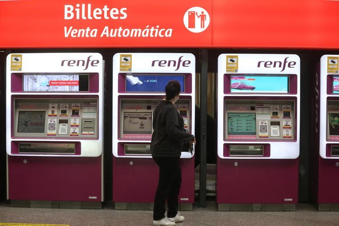 Una mujer hace uso de las máquinas de Venta Automática de Renfe Cercanías en la estación de Madrid-Puerta de Atocha.
