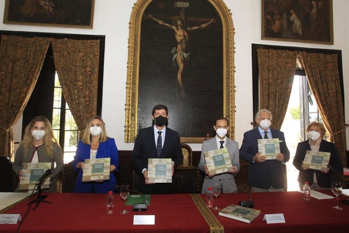 El vicepresidente de la Junta, Juan Marín, la consejera de Fomento, Marifrán Carazo, el alcalde de Sanlúcar, Víctor Mora; la presidenta de la Diputación, Irene García; y la presidenta de la Fundación Casa de Medina Sidonia, Liliane Maire Dahlmann.