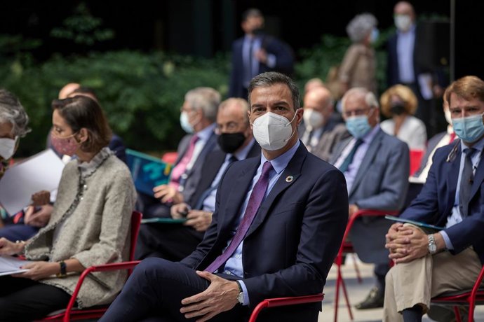 La ministra de Industria, Comercio y Turismo, Reyes Maroto y el presidente del Gobierno, Pedro Sánchez, durante la presentación del Plan de Acción para la Internacionalización de la Economía Española 2021-2022, en la sede del Instituto de Comercio Exter