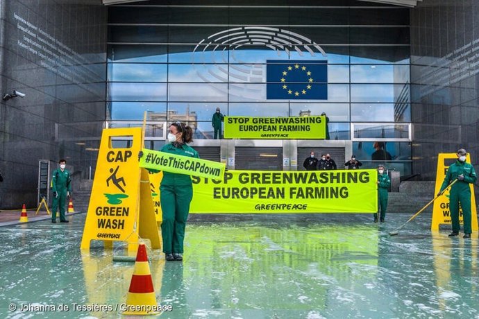 Activistas de Greenpeace protestan contra el lavado de imagen verde (Greenwashing) de la PAC frente a la sede del Parlamento Europeo en Bruselas (Bélgica). Stop Greenwashing European Farming.