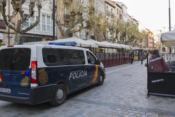 Archivo - La Policía Nacional patrulla junto a una terraza a las 17. 00 horas el día de la entrada en vigor de nuevas restricciones impuestas por el gobierno de la Rioja, en Logroño, la Rioja, (España), a 16 de enero de 2021
