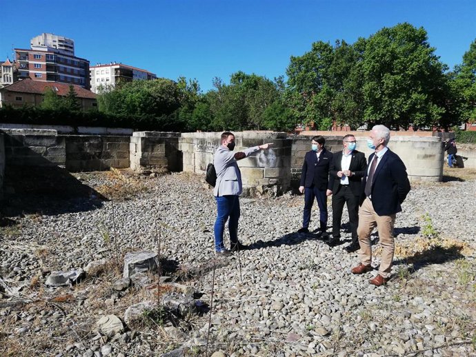 El alcalde de Logroño visita el yacimiento de Valbuena tras la realización de los trabajos de adecuación interior previos a la intervención arqueológica