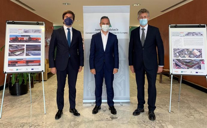 El consejero de Hacienda y Financiación Europea de la Junta de Andalucía, Juan Bravo, el socio de GED Infrastructure, Víctor Macías, , y Óscar Martínez Tejada, director general de Enjoy Wellness.