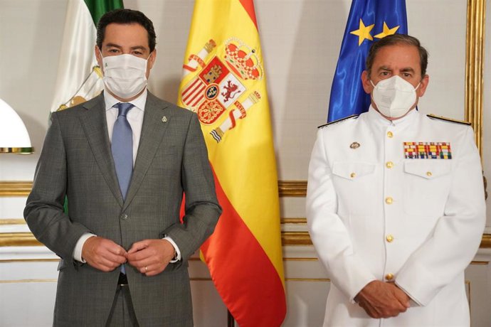 El presidente de la Junta de Andalucía, Juanma Moreno, este miércoles en su recepción en audiencia al nuevo almirante de la Flota Naval de la Armada, Eugenio Díaz del Río Jáudenes.