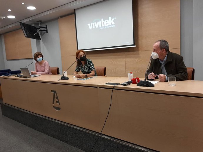 La portavoz de Caminando Fronteras, Helena Maleno, y los forenses Elisa Cabrerizo y Fernando Serrulla