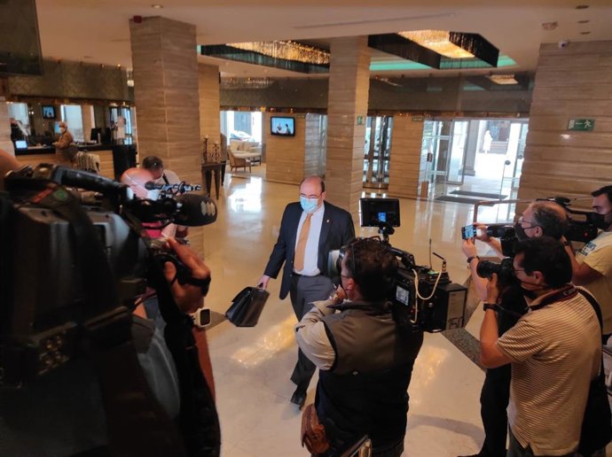 El expresidente del PP de Granada, Sebastián Pérez, a su llegada al hotel donde ha anunciado su baja como militante