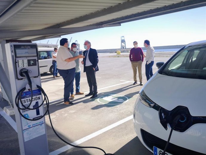 Jesús Caicedo en su visita al puerto de Carboneras, en Almería