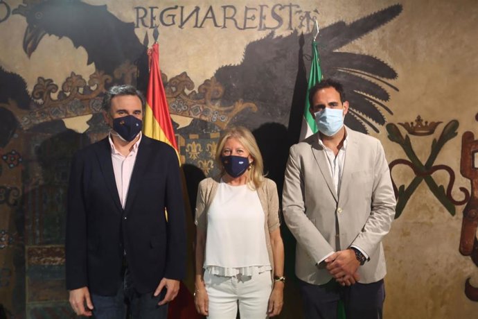 El presidente de Mahos, Javier Frutos, junto con la alcaldesa de Marbella, Ángeles Muñoz, y  el concejal de Comercio, Industria y Vía Pública, Félix Romero