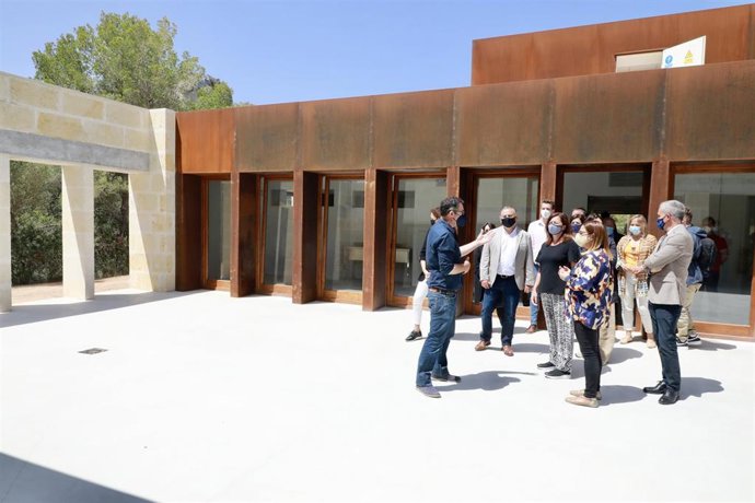 La presidenta del Govern, Francina Armengol, visita las obras del Museo Arqueológico del Puig de Sa Morisca