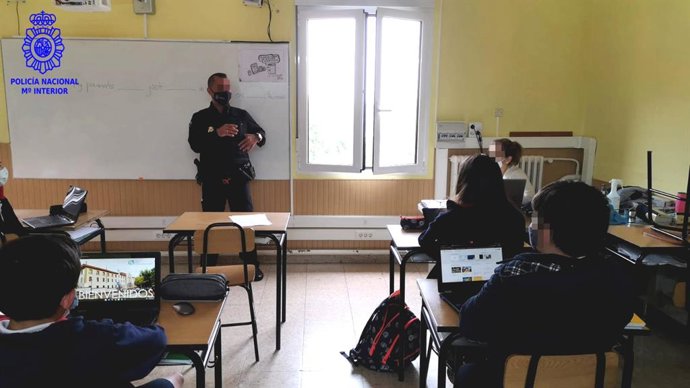 Un agente de la Policía Nacional en un aula