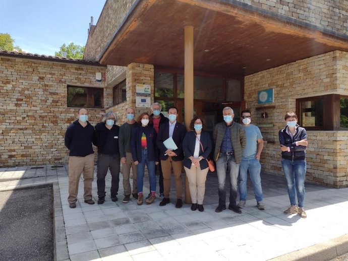 El Director General Del Medio Natural Y Planificación Rural, David Villar; La Gerente Del Serida, Carmen Oliván; El Alcalde De Sobrescobio, Marcelino Martínez, Y La Teniente De Alcalde, Ana Hortensia Carmona, Con Los Integrantes Del Grupo De Trabajo.