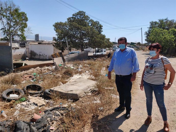 Los concejales socialistas Maribel Carrión y José Miguel Alarcón en el asentamiento ubicado en el Paraje La Molina en Las Norias de Daza en El Ejido (Almería)