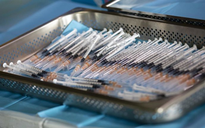 Archivo - Vacunas listas para poner en la zona habilitada en el estadio Colombino de Huelva donde hoy han acudido una multitud de personas mayores de 90 años y profesionales del Servicio de Ayuda a Domicilio para ser vacunados del Covid-19, sin bajarse 