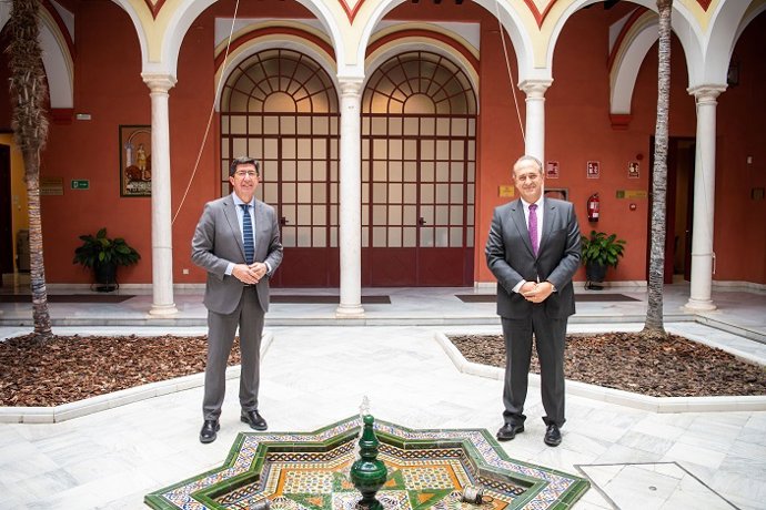 Archivo - El consejero de Turismo, Regeneración, Justicia y Administración Local, Juan Marín, con el delegado del ramo en Granada, Enrique Barchino, en una imagen de archivo.