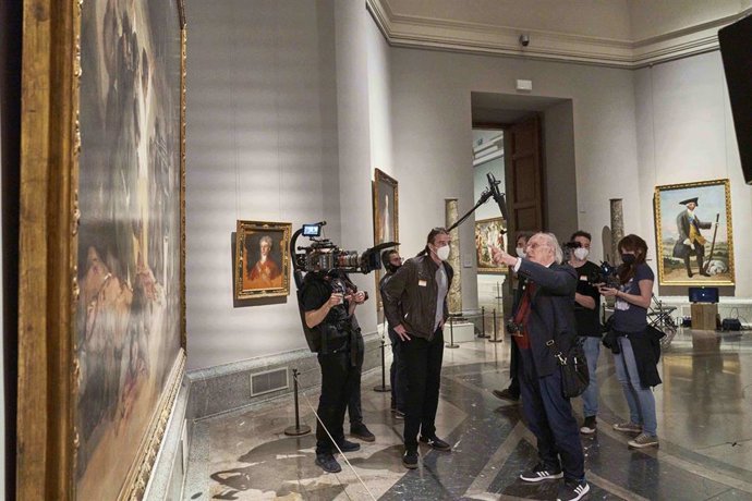 Carlos Saura ante el cuadro de Goya 'Los fusilamientos del 3 de mayo'