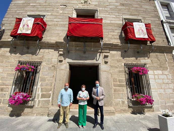 El delegado territorial de Turismo de la Junta en Córdoba, Ángel Pimentel (dcha.), en su visita a Villanueva de Córdoba.