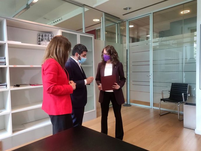 Los exconsellers Meritxell Budó y Chakir El Homrani traspasan la cartera a la nueva consellera de Feminismos e Igualdad, Tnia Verge.