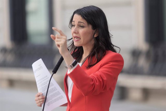 La presidenta de Ciudadanos, Inés Arrimadas, ofrece unas declaraciones a los periodistas en el patio del Congreso de los Diputados.