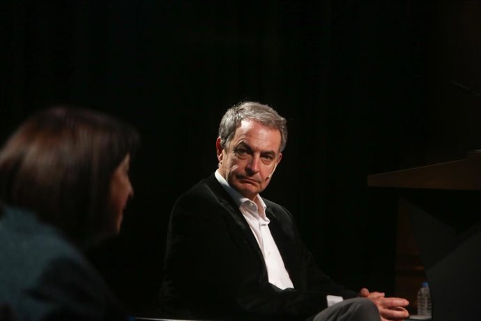 Archivo - El expresidente del Gobierno José Luis Rodríguez Zapatero y la periodista y escritora Angélica Tanarro participan en el coloquio 'Azaña y la cultura como vocación política', en el Instituto Cervantes, en Madrid (Foto de archivo del 20 de enero