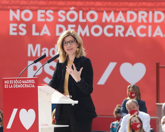 La número 2 del partido para las elecciones a la Asamblea de Madrid, Hana Jalloul interviene en el último acto de campaña del partido en el auditorio del Parque Forestal de Entrevías, a 2 de mayo de 2021, en Madrid (España).