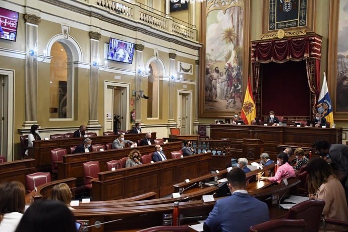 Archivo - Pleno del Parlamento de Canarias