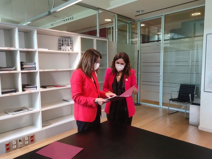 La exconsellera Meritxell Budó traspasa la cartera de Presidencia a la nueva titular, Laura Vilagr.