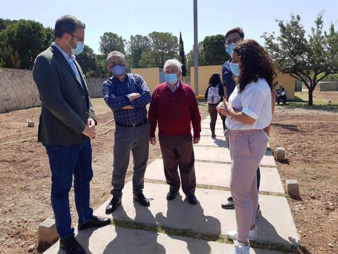 El alcalde de Palma, José Hila, y la teniente de alcalde de Infraestructuras y Accesibilidad de Palma, Angélica Pastor, en la adjudicación de llaves