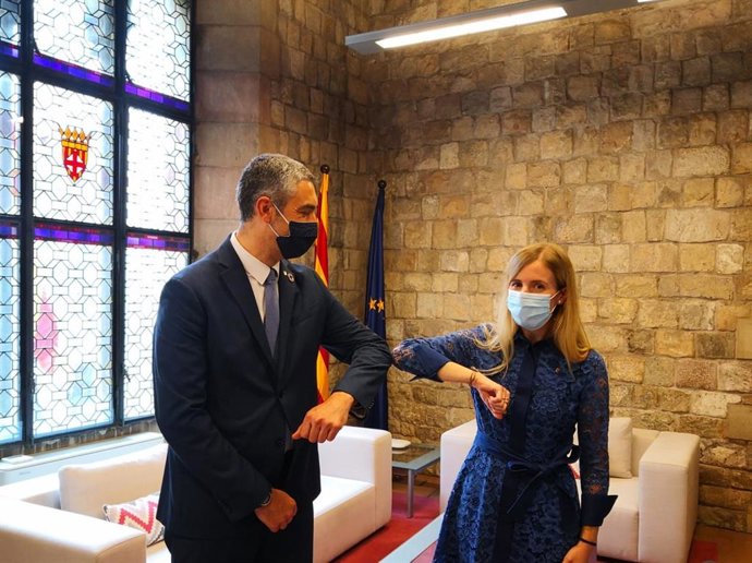 El ya exconseller de Acción Exterior de la Generalitat Bernat Solé traspasa la cartera a la nueva consellera del departamento, Victória Alsina.