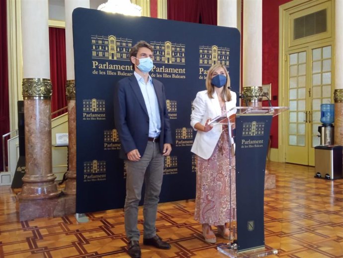 Marc Pérez-Ribas y Patricia Guasp, en el Parlament.