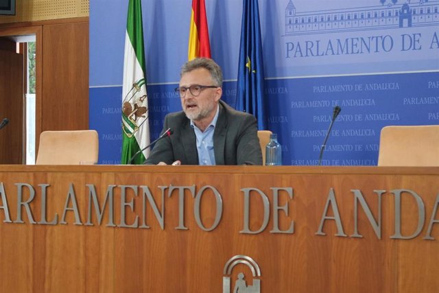 El portavoz del PSOE en el Parlamento de Andalucía, José Fiscal, este miércoles en rueda de prensa.