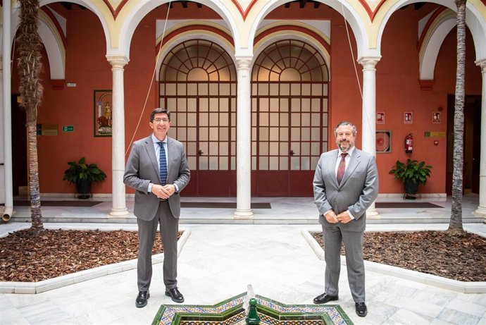 Archivo - El delegado de Regeneración, Justicia y Administración Local en Huelva, Alfredo Martín, junto al vicepresidente de la Junta de Andalucía y consejero de Turismo, Regeneración, Justicia y Administración Local, Juan Marín.