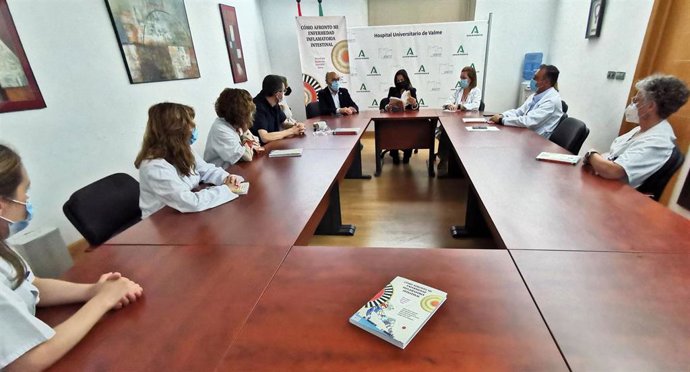 Presentación en el Hospital de Valme del libro 'Cómo afronto mi Enfermedad Inflamatoria Intestinal'
