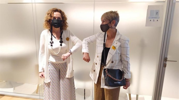 La exconsellera Ester Capella y la consellera de Justicia Lourdes Ciuró, en el traspaso de carteras el 26 de mayo de 2021.