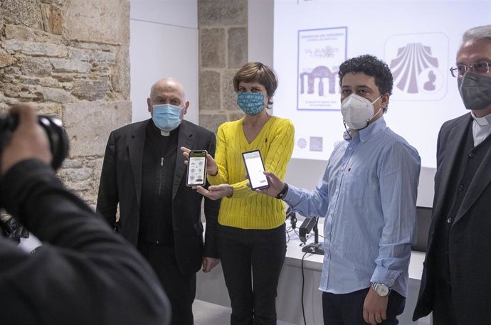 La directora de Turismo de Galicia, Nava Castro, participa en la presentación de la Credencial del Peregrino Digital junto al director de la Fundación Catedral, Daniel Lorenzo.
