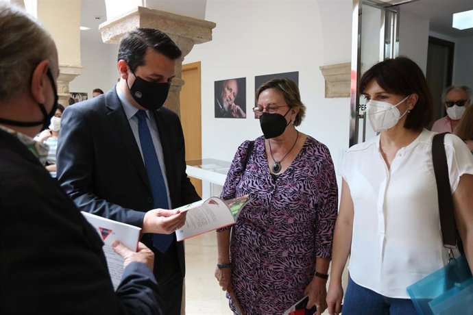 El alcalde, José María Bellido, con Agustina Martín y Ana Anguita, la mujer y una de las hijas de Julio Anguita, en la exposición.
