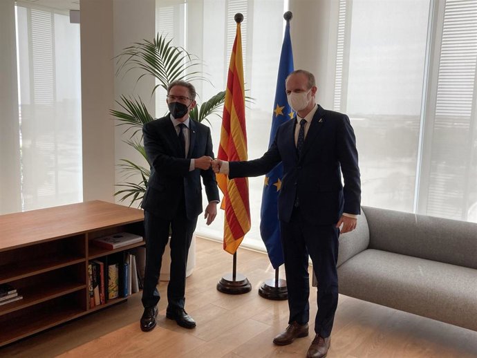 El nuevo conseller de Economía y Hacienda de la Generalitat, Jaume Giró, y el exsecretario general de Economía y Hacienda, Albert Castellanos, este miércoles