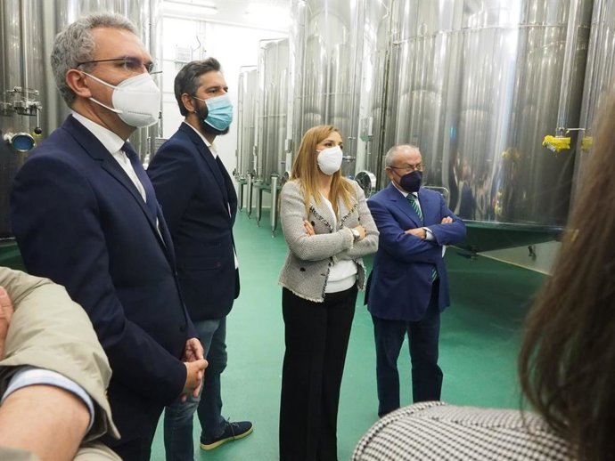 Izquierdo, de visita en la empresa Pago de Valdecuevas.