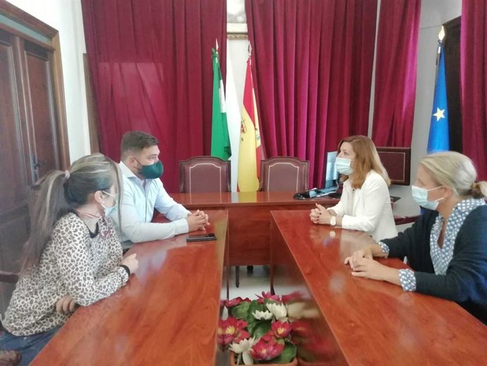 Encuentro entre el delegado territorial de Turismo, Regeneración, Justicia y Administración Local de la Junta en Cádiz, Miguel Rodríguez, con la alcaldesa de Benaocaz, Ana Belén García.