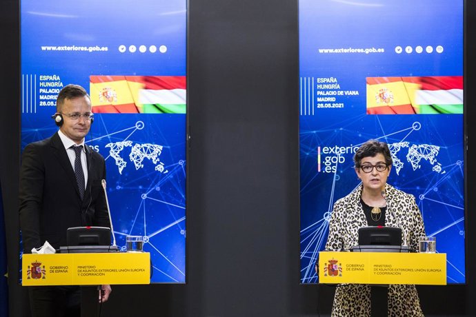 La ministra de Asuntos Exteriores, Unión Europea y Cooperación, Arancha González Laya (d), durante una rueda de prensa junto al ministro de Asuntos Exteriores de Hungría, Péter Szijjártó (i), en el Palacio de Viana, a 26 de mayo de 2021, en Madrid (Espa